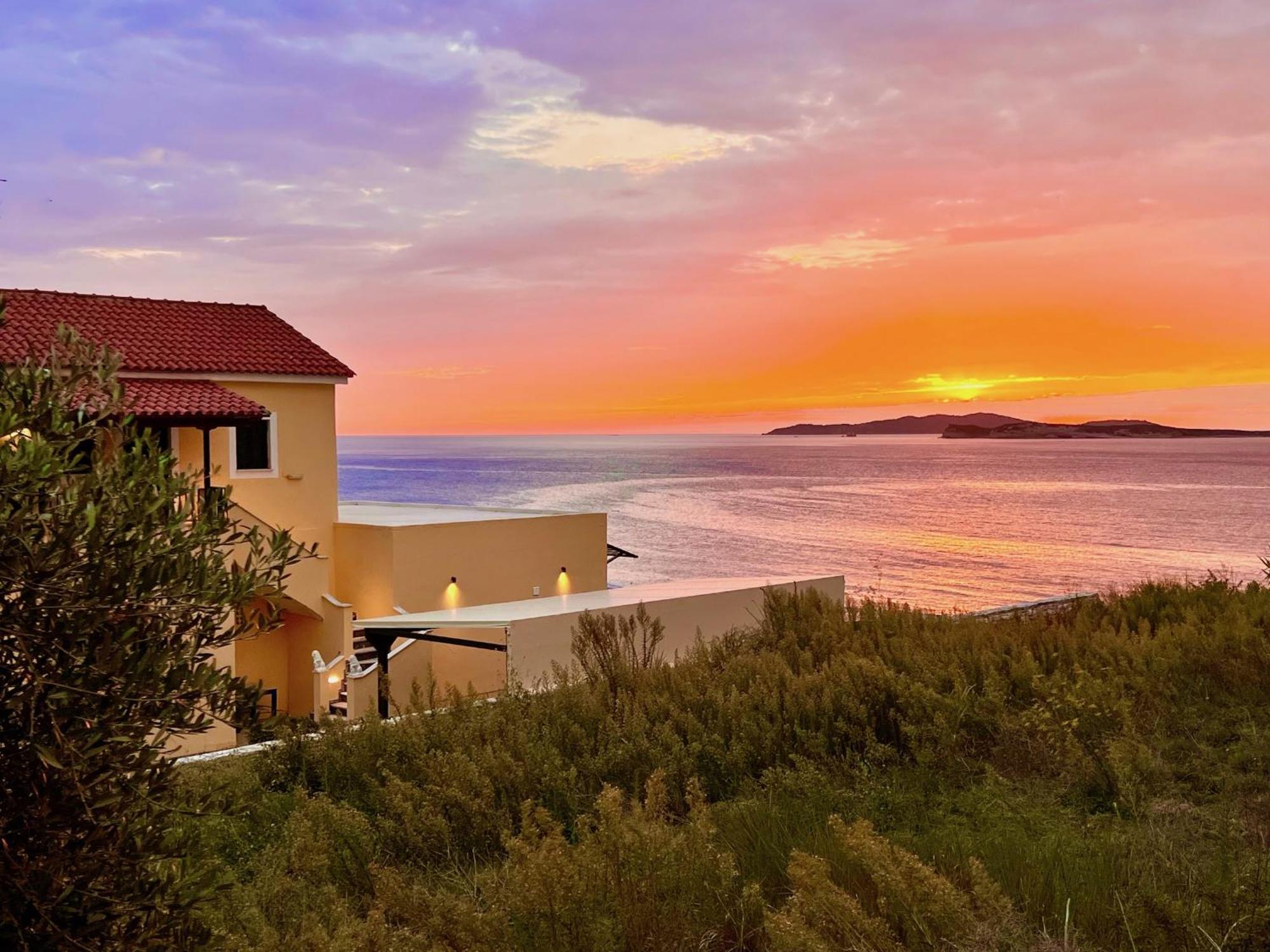 Beachfront Bellevue By Dadovillas *
