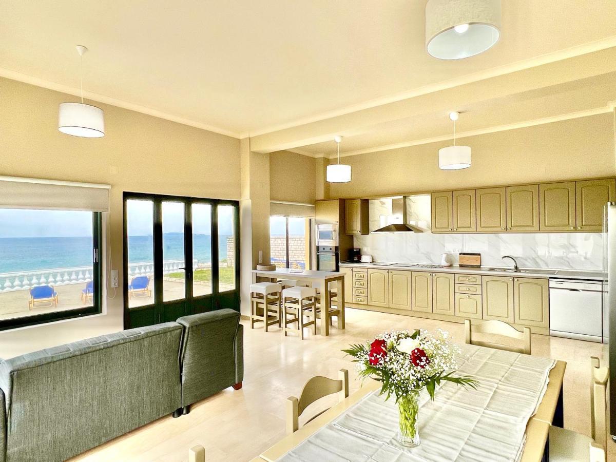 Beachfront Bellevue By Dadovillas Villa