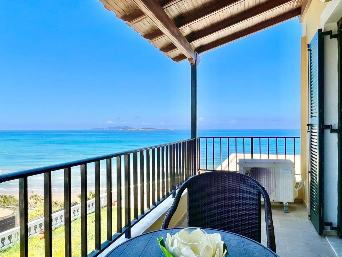 Beachfront Bellevue By Dadovillas Villa