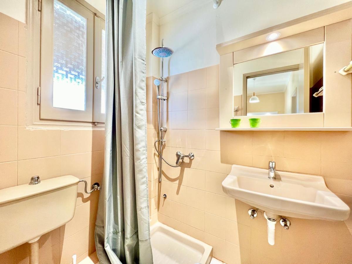 Beachfront Bellevue By Dadovillas Villa *